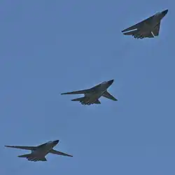 3 F-111C с разными позициями крыла