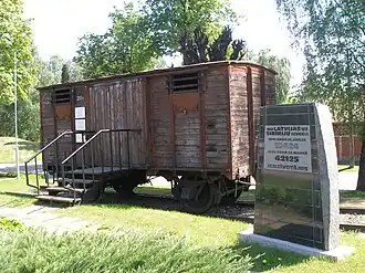 Вагон, в котором вывозили депортированных. На камне рядом — количество людей, высланных в 1941 и 1949 году.