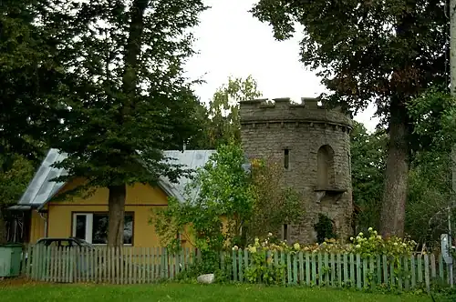 Домик садовника с башней