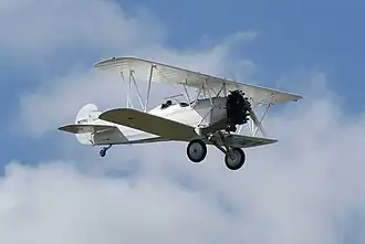 Белый Travel Air 4000 1929 года выпуска в небе, за штурвалом друг Ричарда Баха — лётчик Кермит Уикс[англ.].