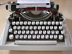 Пишущая машинка Гермес 3000
