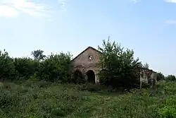 Разрушенное здание бани