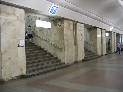 Лестница в середине центрального зала к выходу в южный вестибюль.26 мая 2007 года