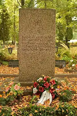 Советский памятник на братской могиле павших во II мировой войне, 2013 год. Демонтирован в 2023 году