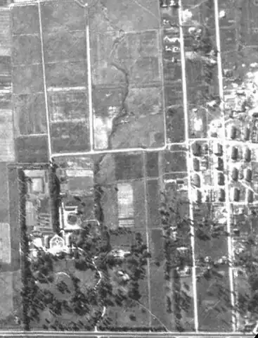 Аэрофотосъёмка демидовской усадьбы и парка с финского самолёта 15 августа 1939 года (северная часть парка находится снизу на фотографии). Хорошо видны центральная аллея парка, квадратный пруд в верхней части парка, большой нижний пруд и сама бывшая усадьба Демидова.