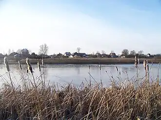 Вид на деревню с противоположной стороны озера.