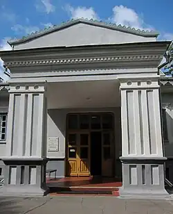 Вход в музей (главный фасад жилого дома)