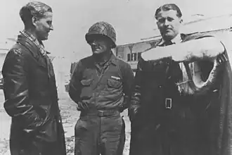 Магнус (слева) и Вернер (справа с загипсованной рукой) фон Брауны сдаются в американский плен (май 1945).