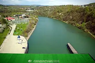 Вид с дамбы на берег