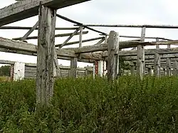 Разрушенные постройки скотного двора