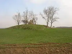 Мемориальный курган на вершине Белой горы