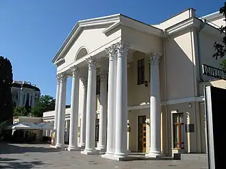 Здание городского театра им. А. П. Чехова. Улица Екатерининская, 13, литер "А", Ялта, Крым
