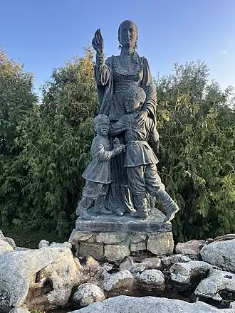 Статуя казачки на территории комплекса