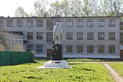 Средняя школа с памятником В.И.Ленину перед ней