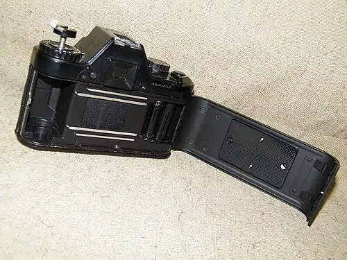 Задняя стенка открыта.